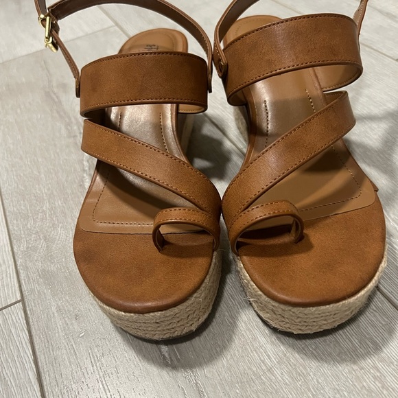 NEW- Women’s 3 inch leather wedge sandal - Picture 3 of 7